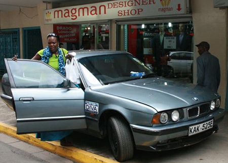 Nairobi MCA Jackline Nyangara Parks On City Pavement….Very Arrogant