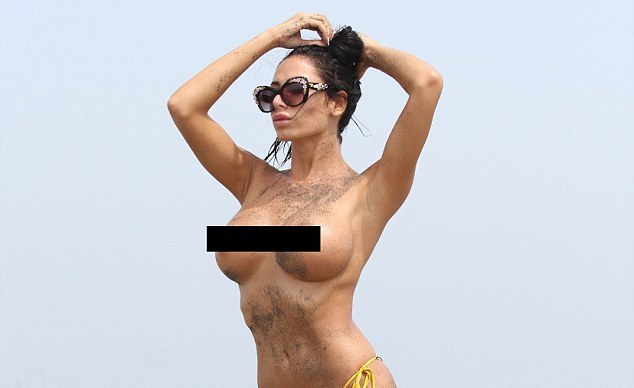 Neymar’s Model Girlfriend Shows Off Her Incredible Bikini Body On The Beach