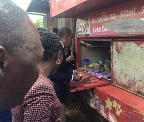 Photos Of Uhuru Kenyatta Doing Shopping At A Kiosk