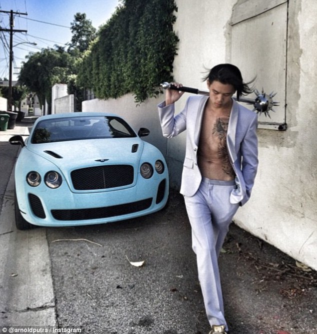 2A03545000000578-3141185-Private_transport_The_blog_has_so_far_spawned_two_E_network_real-a-6_1435389230306