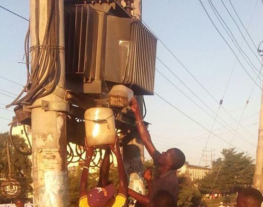 Photos Of Daylight Stealing Of Transformer Oil In Mombasa