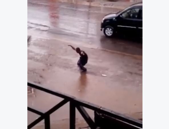 Bangi Sio Sigara: Rongai Man Doing Kung Fu Moves In Pouring Rain