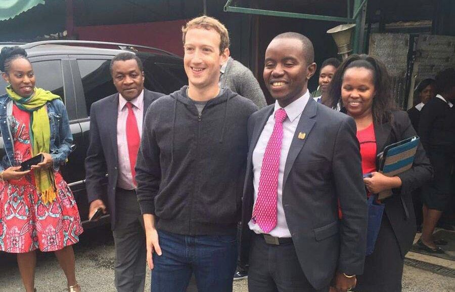 Facebook CEO Mark Zuckerberg Eats Fish and Ugali At Local Restaurant (PHOTO)