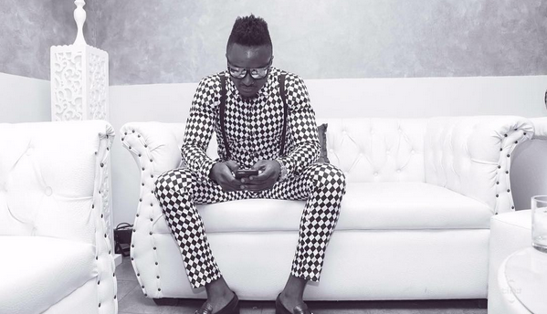 Sauti Sol’s Savara Bashes His Friend For Wearing Smelly Socks