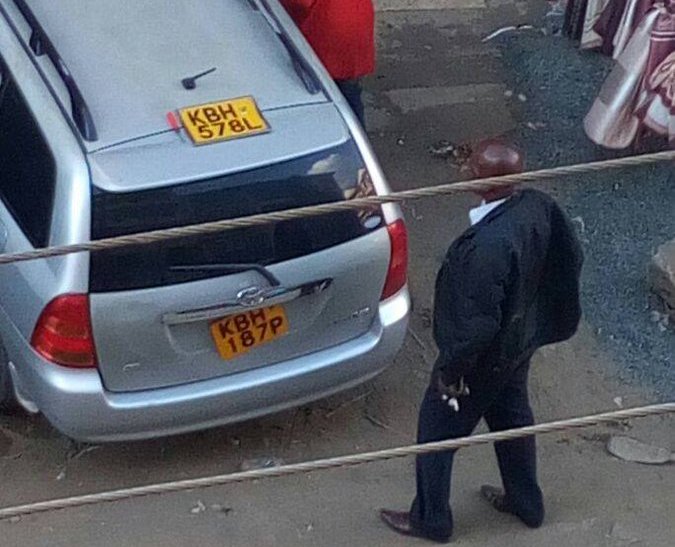 PHOTO: Thugs Spotted Changing Numbers Plates On A Car In Nairobi